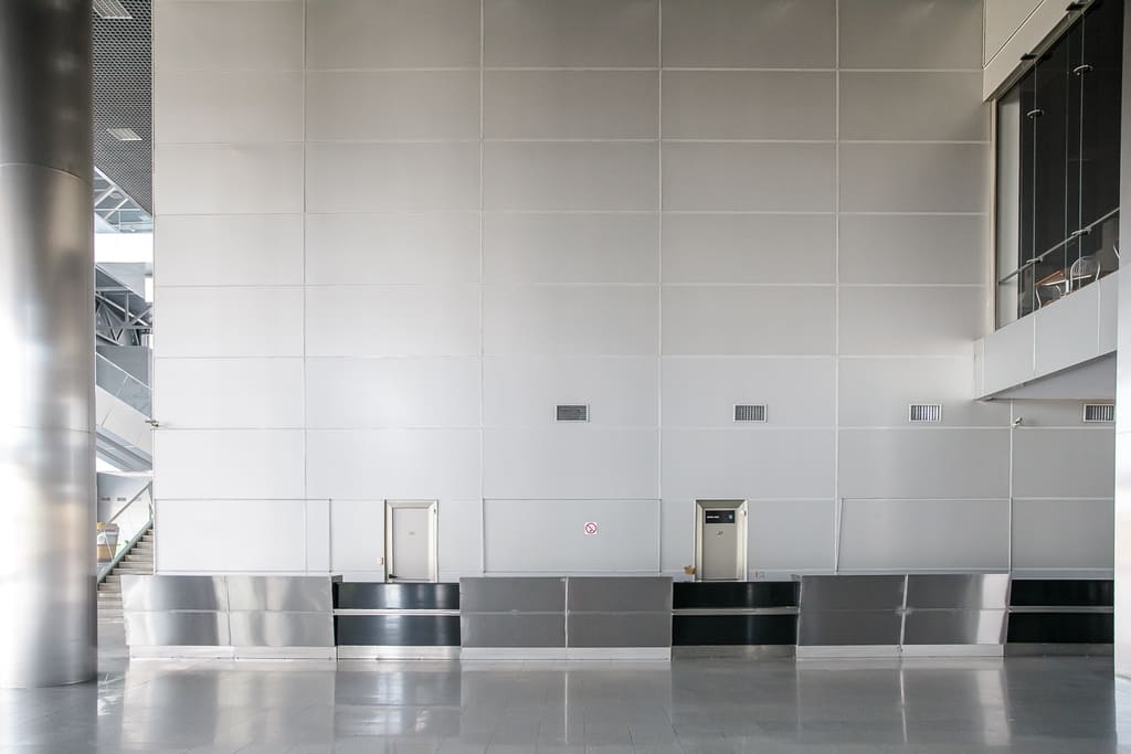 WALL PANELS ABOVE THE REGISTRATION DESKS